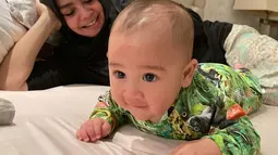 Rieta Amilia pun menjadi saksi tumbuh kembang dari Rayyanza. Ia benar-benar tak mau melewatkan momen-momen penting Rayyanza mulai dari tengkurang hingga bisa bisa berekspresi. Lucunya Rayyanza ini sukses bikin netizen gemas. (Liputan6.com/IG/rieta_amilia)