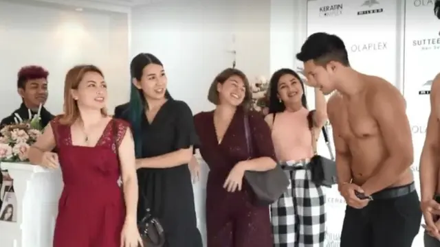 [Bintang] Di Salon Ini Para Pelanggan Dilayani dengan Hairstylist Ganteng Bertelanjang Dada