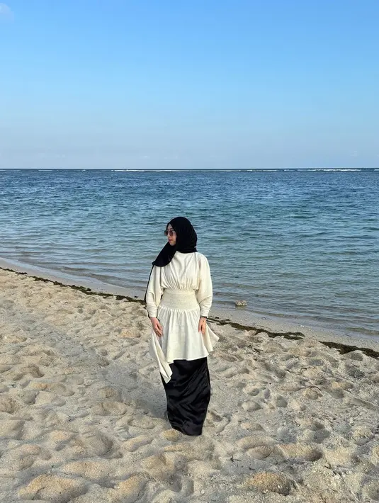 Terbaru, Adiba Khanza mengunggah momen romantisnya liburan bersama sang suami di pinggir pantai.  [@adiba.knza]