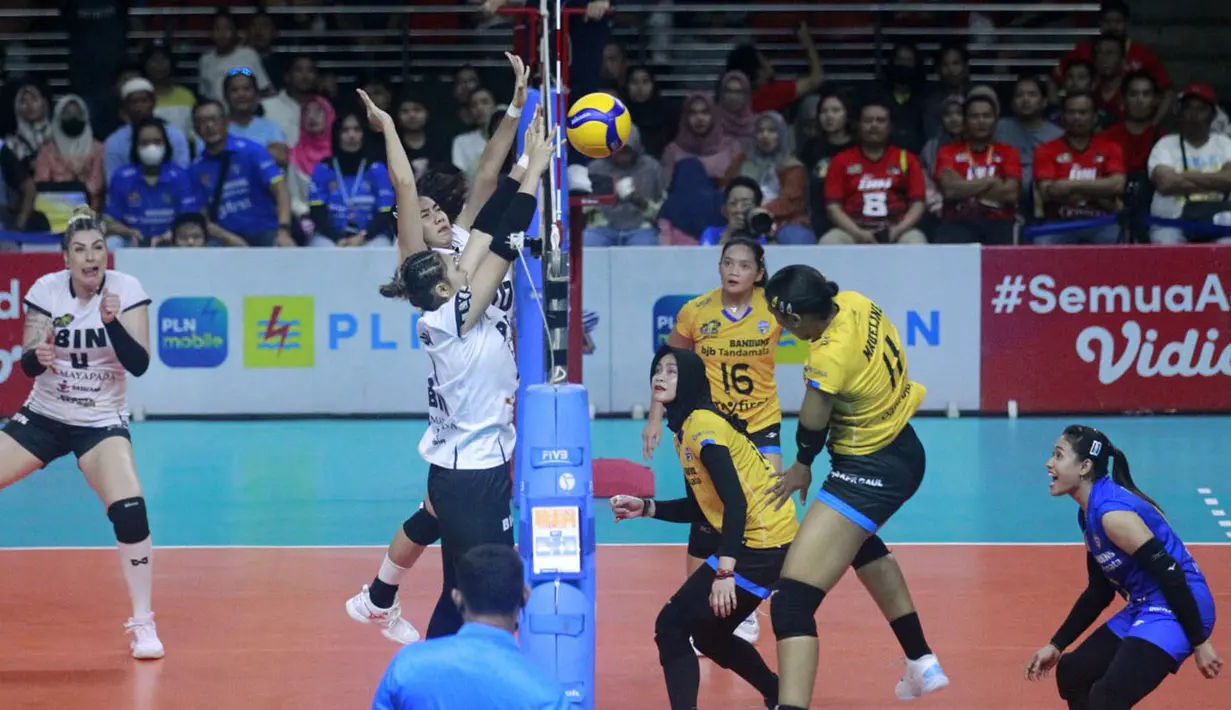 Pemain Bandung Bjb Tandamata, Madeline Jazmin Guillen Paredes (kanan) melakukan spike ke arah pemain Jakarta BIN pada laga Final Four PLN Mobile Proliga 2023 yang berlangsung di GOR Jatidiri, Semarang, Jawa Tengah, Sabtu (04/03/2023) malam WIB. Jakarta BIN menang tiga set langsung dengan skor 30-28, 26-24, dan 25-15. (Dok. Proliga 2023)