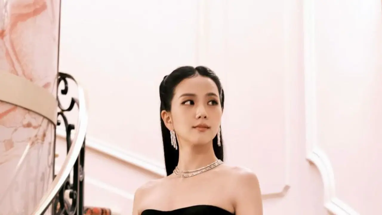Jisoo Blackpink Dibalut Gaun Hitam saat Acara Cartier