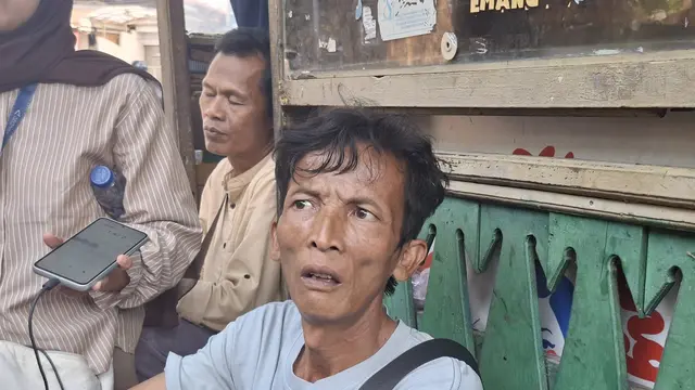 Deni (45), salah satu warga di sekitar klinik Sutrimo ditemukan terkapar. (Liputan6.com/Rifqy Alief Abiyya).
