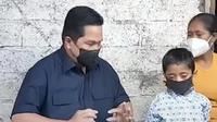 Menteri BUMN Erick Thohir kembali bertemu dengan bocah bernama Kornelis. Kini pertemuannya terjadi di Bali. (Sumber: @erickthohir)
