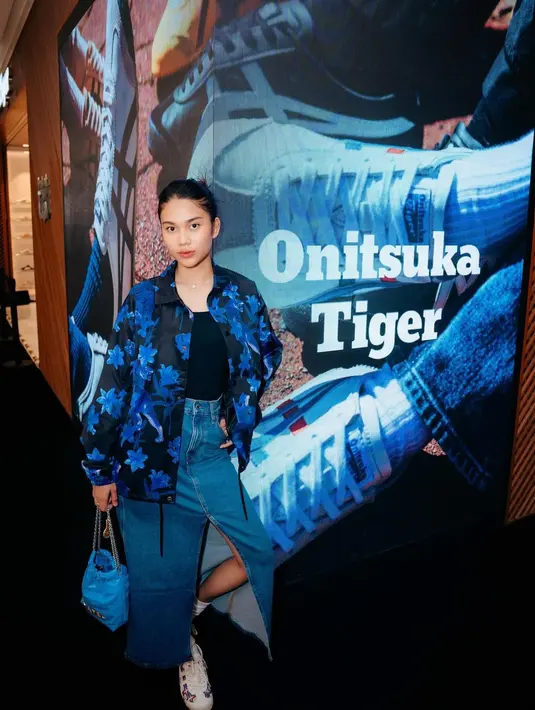Hadiri event Onitsuka Tiger, Azizah Salsha lengkapi outfit serba biru dengan Chanel 22 Mini Bag. Tas ini diperkirakan harga mencapai Rp81jutaan. [@azizahsalsha_]