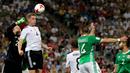 Bek Jerman, Matthias Ginter, membuang bola saat melawan Mexico pada laga semifinal Piala Konfederasi di Stadion Fisht, Sochi, Kamis (29/6/2017). Jerman menang 4-1 atas Mexico. (EPA/Armando Babani) 