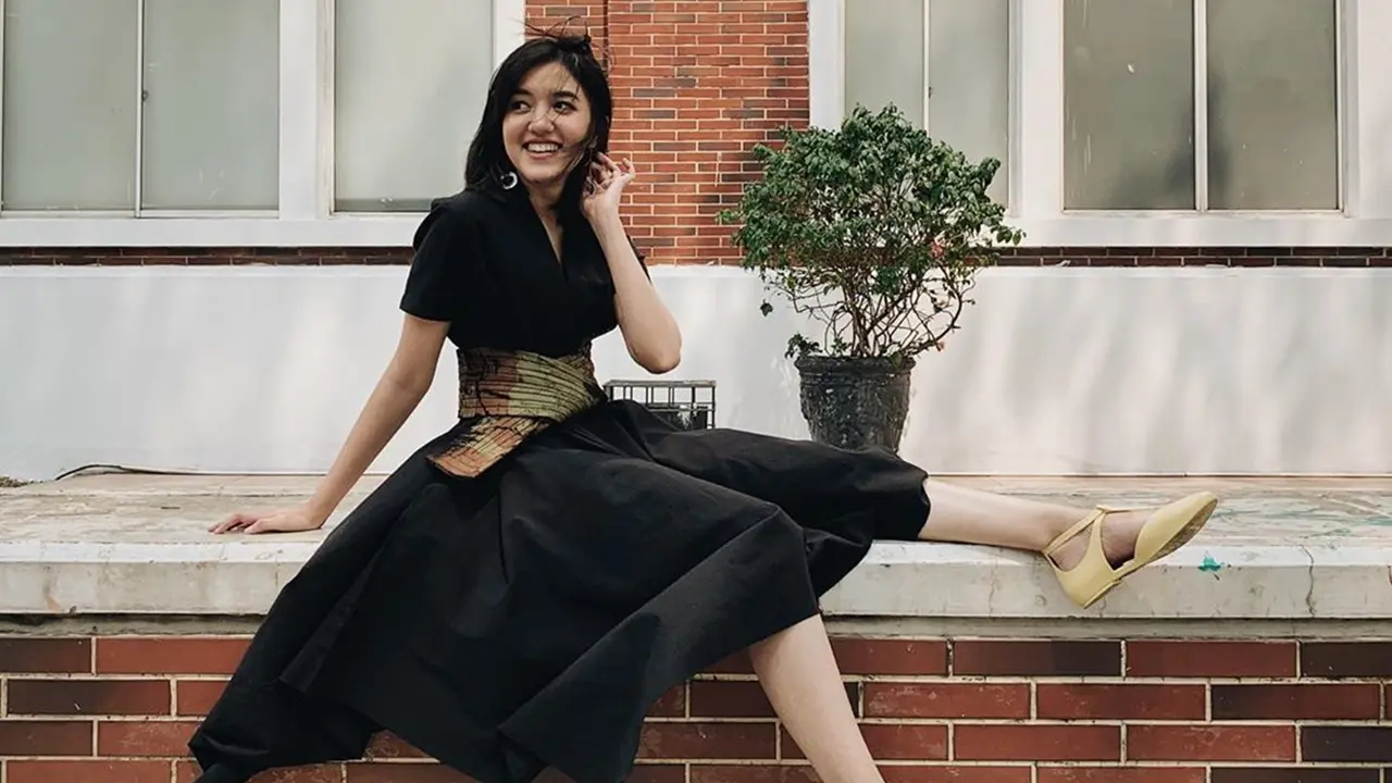 Gaya Santai Ify Alyssa, Tebar Senyum Manis