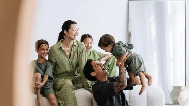 Menanti Anak Keempat, Intip 9 Potret Gaya Keluarga Jennifer dan Irfan Bachdim yang Selalu Kompak