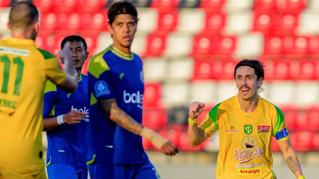 Gelandang Persebaya Surabaya, Francisco Rivera, ketika melawan Arema FC.