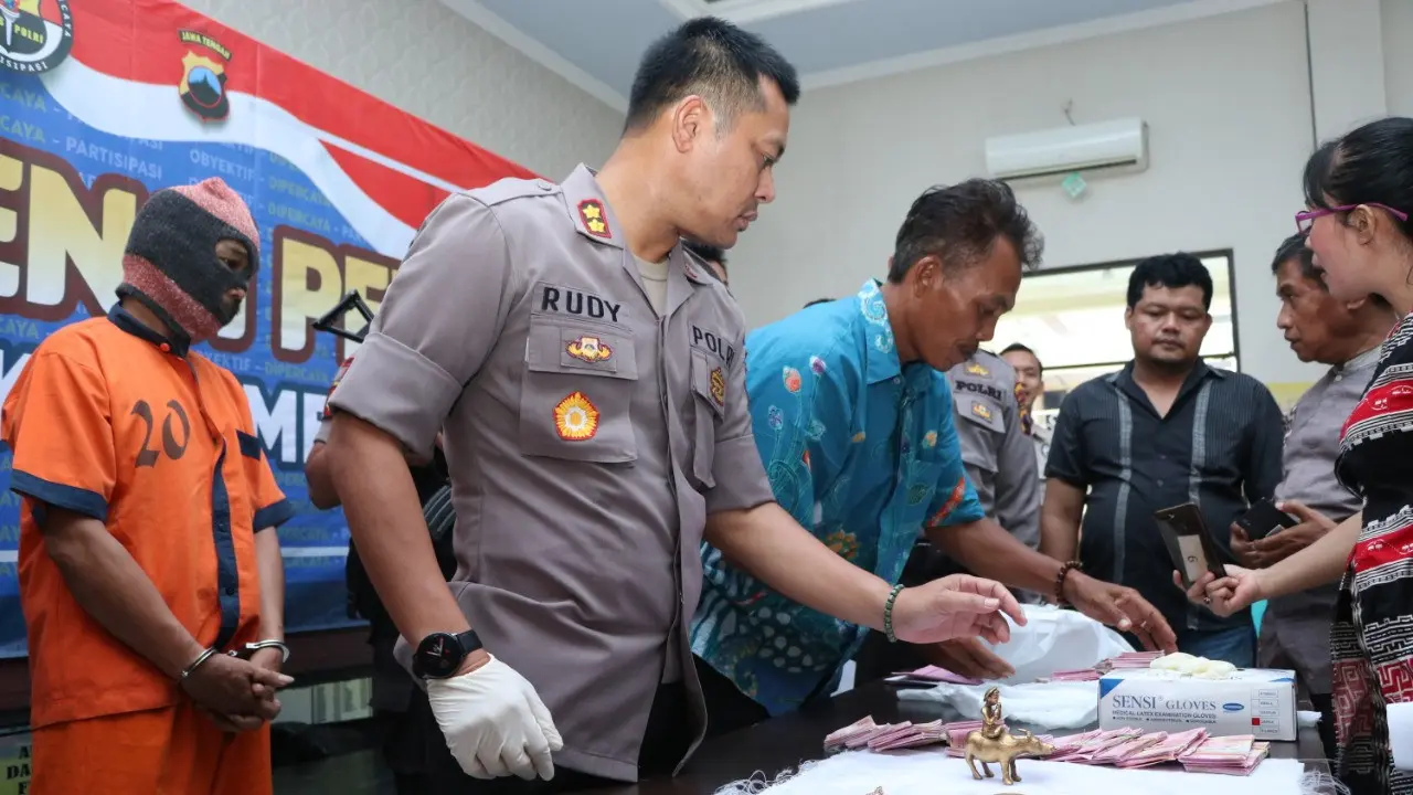 Polres Kebumen merilis kasus penipuan berkedok "Emas Sukarno", Jumat 14 Februari 2020 (Dok Polres Kebumen/Galoeh Widura/Liputan6.com)