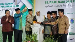 Menteri BUMN Erick Thohir, Syafruddin, Gubernur DKI Anies Baswedan, Sekjen Liga Islam Dunia Muhammad bin Abdul Karim Al-Issa, Ketum DMI Jusuf Kalla, Menag Fachrul Razi, Menteri ATR/BPN Sofyan Djalil saat groundbreaking museum sejarah nabi di Jakarta, Rabu (26/2/2020). (Liputan6.com/Faizal Fanani)