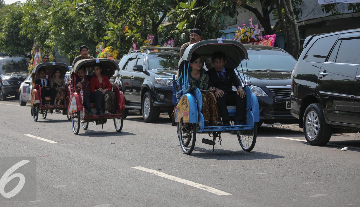 Sejumlah Tamu undangan menaiki becak menghadiri resepsi pernikahan Selvi Ananda dan Gibran di Gedung Graha Saba Buana, Solo, Jawa Tengah, Kamis (11/6/2015). Sebanyak 200 becak disediakan untuk mengantar tamu undangan. (Liputan6.com/Faizal Fanani)