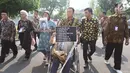 Peserta aksi kamisan berjalan di Istana Merdeka, Jakarta, Kamis (31/5). Pertemuan dihadiri 19 anggota keluarga korban Tragedi Semanggi I dan II, Trisakti, Talangsari, Munir, Tanjung Priok, Tragedi 1965-1968. (Liputan6.com/Angga Yuniar)