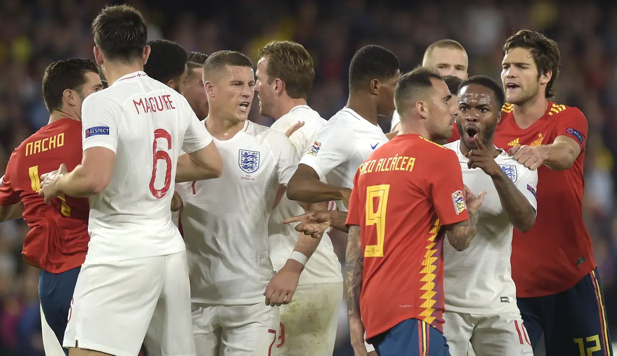 Para pemain Inggris bersitegang dengan pemain Spanyol pada laga UEFA Nations League di Stadion Benito Villamarin, Sevilla, Senin (15/10). Spanyol kalah 2-3 dari Inggris. (AFP/Jorge Guerrero)