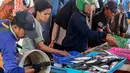 Pelabuhan perikanan di Bali menjadi basis penting untuk mengelola sumber daya laut yang berkelanjutan. Tampak dalam foto, orang-orang membeli ikan di pasar di pantai Kedonganan dekat Denpasar, Bali, pada Jumat 10 April 2026. (SONNY TUMBELAKA/AFP)