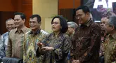 Menteri Keuangan Sri Mulyani didampingi Direktur Jenderal Bea Cukai yang baru  Djaka Budi Utama (ketiga kiri) dan Direktur Jenderal Pajak yang baru Bimo Wijayanto (kedua kanan) saat konpers APBN Kita Edisi Mei di Kementerian Keuangan, Jakarta, Jumat (23/5/2025). (merdeka.com/Arie Basuki)
