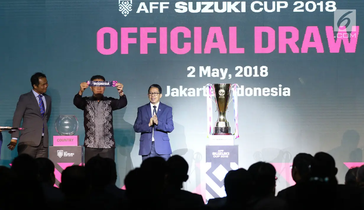 Deputy President AFF, HE Maj Gen Khiev Sameth (tengah) mengangkat nama negara saat pengundian fase grup Piala AFF 2018 di Jakarta, Rabu (2/5). Indonesia tergabung di Grup B bersama dengan juara bertahan Thailand. (Liputan6.com/Helmi Fithriansyah)
