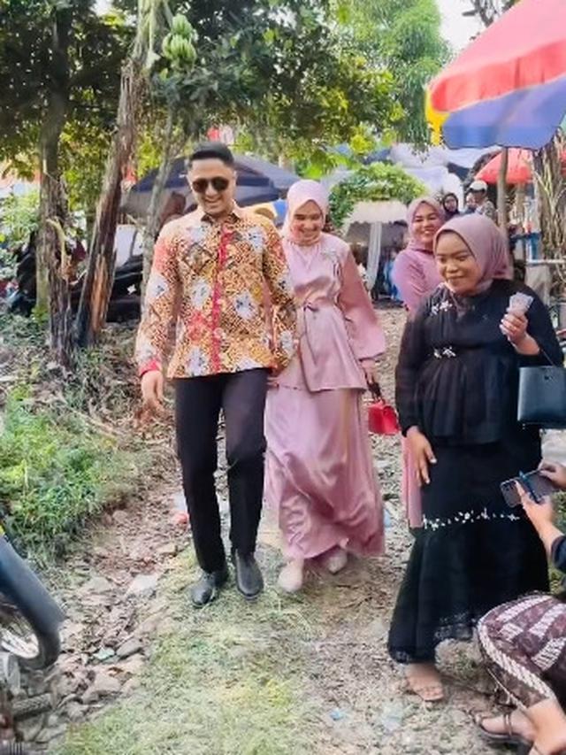 7 Momen Hengky Kurniawan Hadiri Pernikahan Warga, Seru Naik Motor di Jalan Persawahan