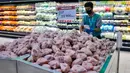 Pegawai menata daging ayam di toko digital Scan and Go, CBD Ciledug, Tangerang, Banten, Rabu (8/3/2023). Sejumlah sektor usaha yakni ritel, makanan minuman, dan fesyen diprediksi bakal melonjak saat momen Ramadan tahun ini. (Liputan6.com/Angga Yuniar)