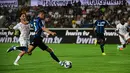 Bek Atalanta Joakim Maehle menggiring bola saat laga pekan kedua Serie A 2022/2023 melawan Atalanta di Stadion Atleti Azzurri d'Italia, Senin (22/8/2022) dini hari WIB. AC Milan hanya mampu bermain imbang 1-1 di kandang Atalanta. (Photo by Miguel MEDINA / AFP)