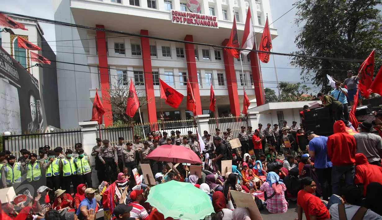 Petugas kepolisian dikerahkan menjaga unjuk rasa massa Front Wong Cilik Bicara di DPP PDIP, Jakarta, Rabu (7/9). Mereka meminta PDIP tidak mengusung Ahok di Pilgub DKI, namun mengajukan Wali Kota Surabaya Tri Rismaharini. (Liputan6.com/Immanuel Antonius)