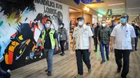 Menteri Koperasi dan UKM (MenKopUKM) Teten Masduki saat meninjau kesiapan beberapa lokasi pameran pelaku UMKM di ajang MotoGP Mandalika 2022, di Lombok, NTB, Kamis (13/1/2022).