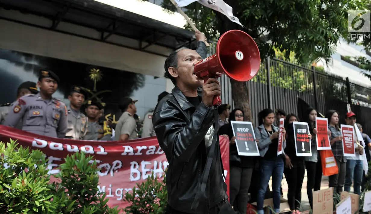 Pengunjuk rasa menyampaikan orasi saat menggelar aksi di depan Kedubes Arab Saudi, Jakarta, Selasa (20/3). Sejumlah atribut bentuk penolakan hukuman mati dibawa oleh para pengunjuk rasa yang kompak berseragam serba hitam. (Merdeka.com/Iqbal S. Nugroho)