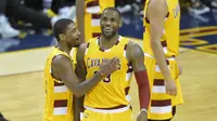 Pemain Cleveland Cavaliers, Kyrie Irving (2) dan LeBron James (23) merayakan kemenangan atas L.A. Lakers pada laga NBA di Quicken Loans Arena, Kamis (11/2/2016) WIB.  (David Richard-USA TODAY Sports/Reuters)