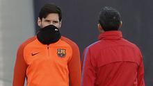 Striker Barcelona, Lionel Messi, berbincang dengan Ernesto Valverde saat latihan jelang laga Liga Champions di Sports Center FC Barcelona Joan Gamper, Selasa (13/3/2018). Barcelona akan berhadapan dengan Chelsea. (AP/Manu Fernandez)