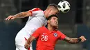 Duel udara pemain Serbia, Sergej Milinkovic Savic (kiri) dan peain Chili, Sebastian Vegas pada laga uji coba di Merkur Arena, Graz, Austria, (4/6/2018).  Serbia kalah dari Chili 0-1. (AFP/Joe Klamar)