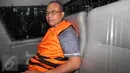 Bupati Musi Banyuasin Pahri Azhari saat berada dimobil tahanan KPK, Jakarta, Jumat (18/12). Mereka ditahan karena disangka melanggar Pasal 5 ayat 1 huruf a atau Pasal 5 ayat 1 huruf b atau Pasal 14 UU Tipikor. (Liputan6.com/Helmi Afandi)
