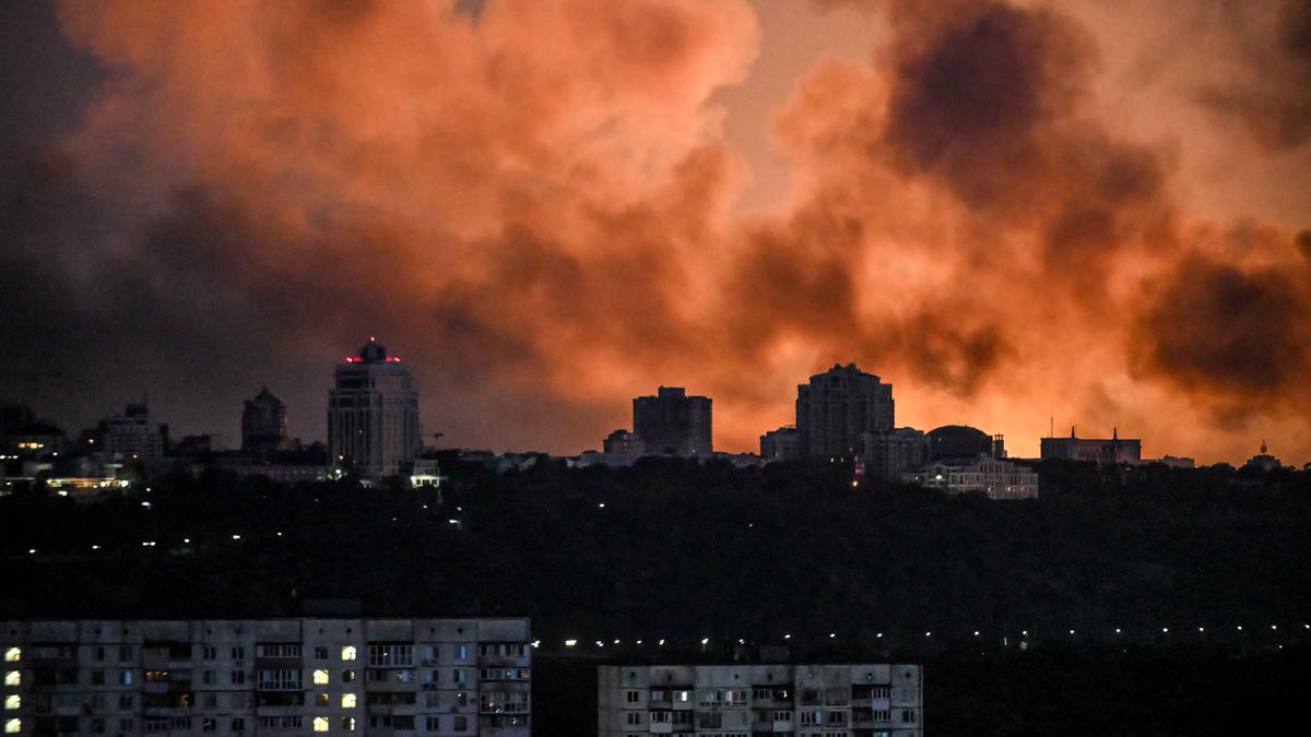 Rudal Rusia Kembali Hantam Ibu Kota Ukraina, Lima Orang Terluka