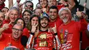 <p>Francesco Bagnaia, merayakan keberhasilan dirinya sebagai juara dunia MotoGP 2023 bersama pujaan hati dan seluruh satf Ducati setelah finis posisi pertama pada balapan MotoGP Valencia hari Minggu (26/11/2023). (AFP/Javier Soriano)</p>