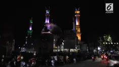 Detik detik guncangan gempa 7 Skala Richter, membuat warga masyarakat yang sedang berada di areal Masjid Pusat kota Islamic Center Mataram Nusa Tenggara Barat, Minggu malam berhamburan keluar masjid.