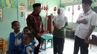 Mendikbud berbincang dengan salah satu guru TK di Kabupaten PALI (Liputan6.com/Nefri Inge)