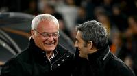 Pelatih AS Roma Claudio Ranieri bersama pelatih Athletico Bilbao Ernesto Valverde di ajang Liga Europa 2024/2025. (Filippo MONTEFORTE / AFP)