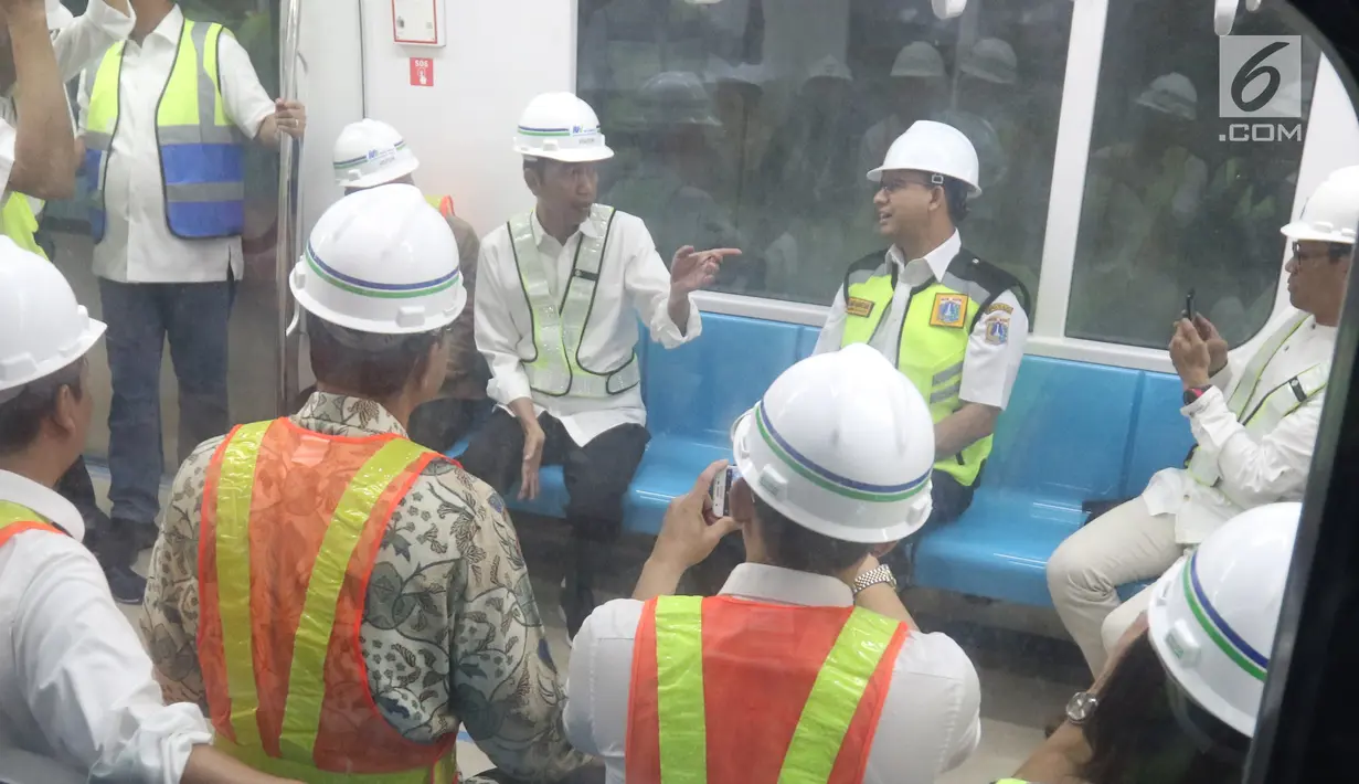 Presiden Joko Widodo berbincang dengan Gubernur DKI Jakarta, Anies Baswedan di dalam kereta mass rapid transit (MRT) rute Stasiun Bundaran Hotel Indonesia ke Depo MRT Lebak Bulus, Jakarta, Selasa (6/11). (Liputan6.com/Angga Yuniar)