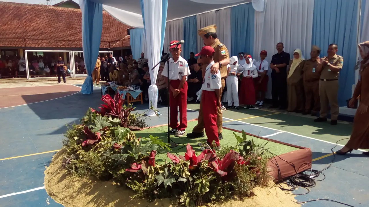 Curhat siswa baru ke bupati Garut