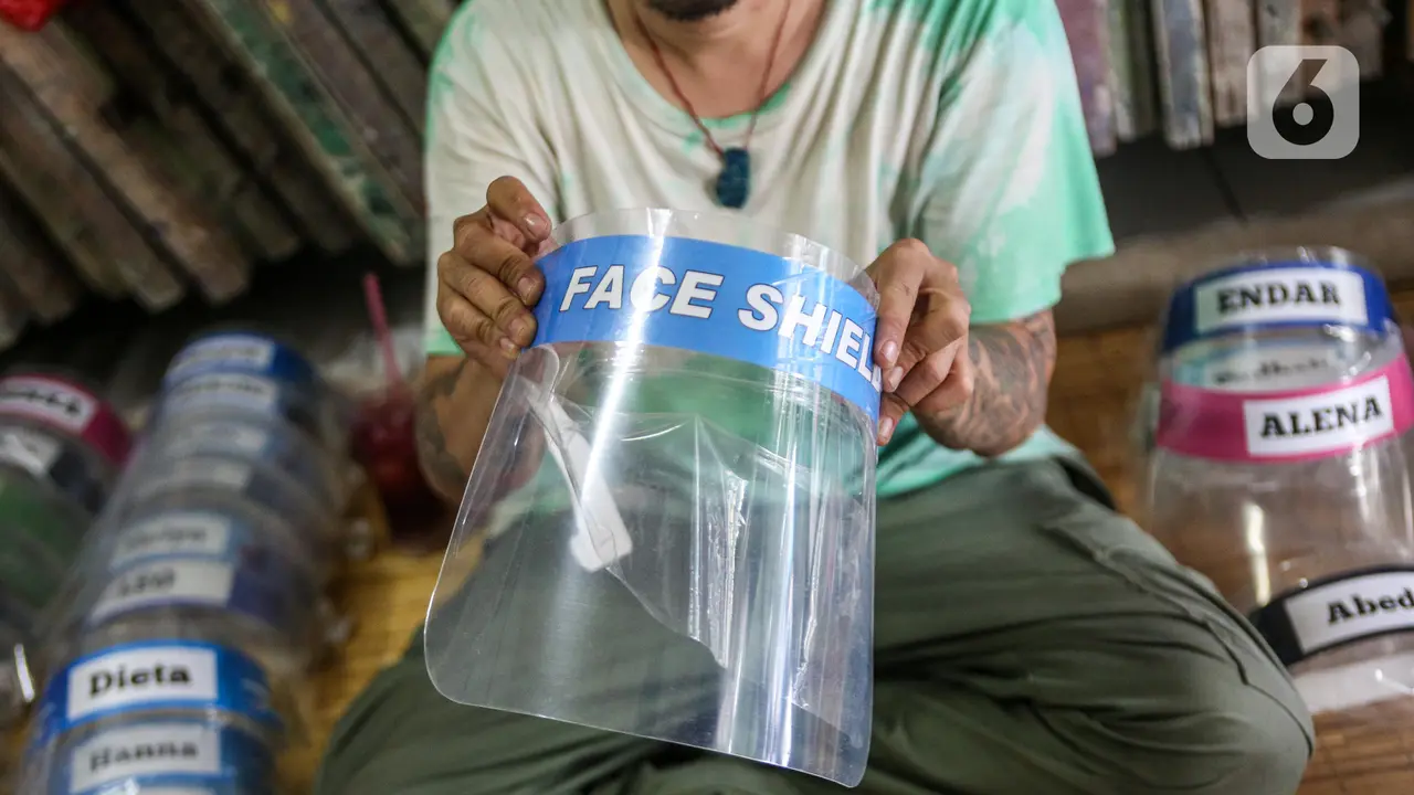FOTO: Melihat Produksi Face Shield Jelang New Normal