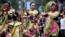 Masyarakat Bali melakukan tarian ritual selama parade patung-patung yang dikenal sebagai "ogoh-ogoh" yang melambangkan kejahatan, sebelum parade "Hari Raya Nyepi" di Denpasar, Bali, pada tanggal 1 Maret 2024. (SONNY TUMBELAKA/AFP)