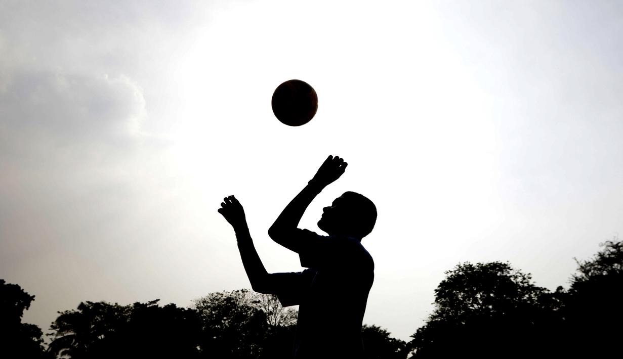 Siluet seorang anak didik menyundul bola saat mengikuti pelatihan bersama Rahmad Darwaman di Lembaga Pemasyarakatan Anak Tangerang, Banten, Senin (26/8). Latihan ini dalam rangka rencana pembuatan film. (Bola.com/Vitalis Yogi Trisna)
