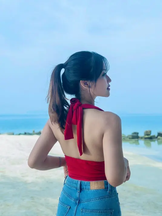 Kembali lagi ke model garis leher halter. Model outfit tanpa lengan ini cocok untuk perempuan dengan bentuk tubuh lurus, hourglass atau inverted triangle yang cenderung lebih lebar di bahu dibandingkan di bagian pinggang. [@mariaeka_]
