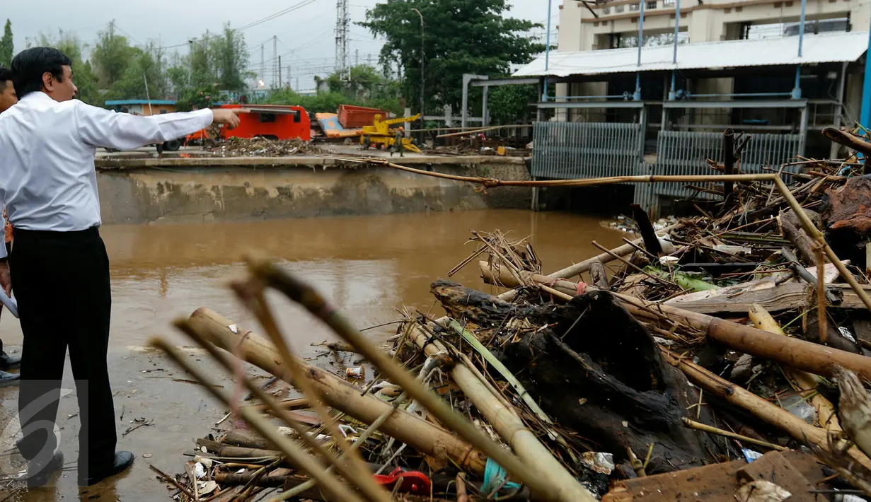Wagub Djarot melihat kondisi permukaan air di pintu air Manggarai yang terpantau masih tinggi atau sekitar 750 cm, Jakarta, Senin (16/11/2015). Pemprov DKI akan memasang jaring-jaring penangkap sampah pada beberapa titik. (Liputan6.com/Yoppy Renato)