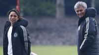 Dokter tim Eva Carneiro dan Manajer Chelsea, Jose Mourinho (Reuters)
