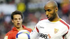 Striker Sevilla, Frederic Kanoute mengontrol bola dalam laga La Liga Spanyol menghadapi Osasuna pada 16 Mei 2009 di Stadion Reyno de Navarra, Pamplona. AFP PHOTO/Rafa Rivas