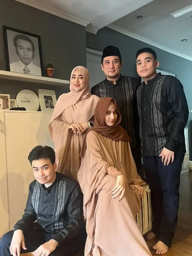 Potret keluarga Cindy Fatikasari dan Tengku Firmansyah saat lebaran (Sumber: Instagram/tengkuomaratallah)