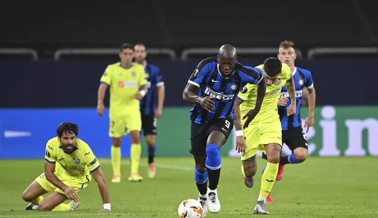 Penyerang Inter Milan, Romelu Lukaku menggiring bola dari kejaran pemain Getafe, Mathias Olivera pada pertandingan babak 16 besar Liga Europa di Veltins-Arena di Gelsenkirchen, Jerman, Rabu, (5/8/2020). Inter menang 2-0 atas Getafe dan melaju ke perempat final.  (AP Photo/Ina Fassbender)