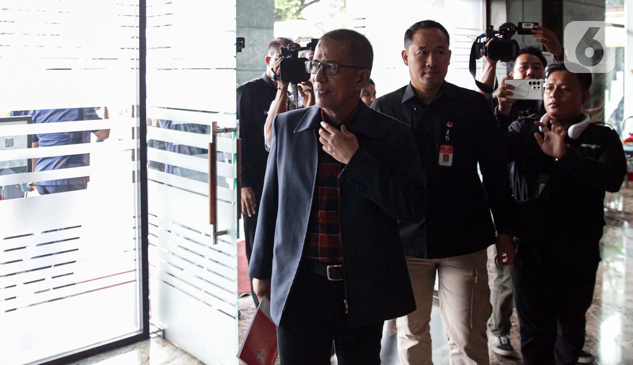 Pada pukul 15.30 WIB, Saldi Isra tampak keluar dari Gedung 1 MK untuk menuju Gedung 2. Pemeriksaan digelar secara tertutup. (Liputan6.com/Faizal Fanani)