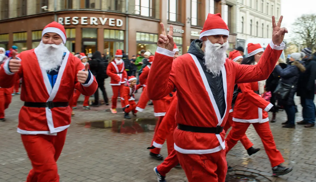 Peserta mengenakan kostum Sinterklas ikut serta dalam kegiatan amal Santa's Fun Run di Riga, Latvia, Minggu (8/12/2019). Ini merupakan acara amal yang pesertanya bersenang-senang dengan berlari atau berjalan kaki untuk mengumpulkan dana bagi anak-anak di rumah sakit Latvia. (Gints Ivuskans/AFP)