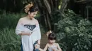 <p>Keduanya pun nampak anggun mengenakan baju adat Bali didominasi warna biru bergaya offshoulder. Ibu dan anak ini pun lengkap mengenakan hiasan kepala keemasan.</p>