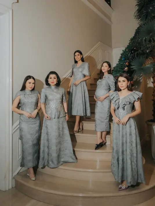 Jessica tampak dengan memegang baby bump yang makin besar. Perempuan kelahiran Aceh 31 tahun silam itu tampak kompak dengan ibu mertua dan saudara perempuannya. [Instagram/jscmila]